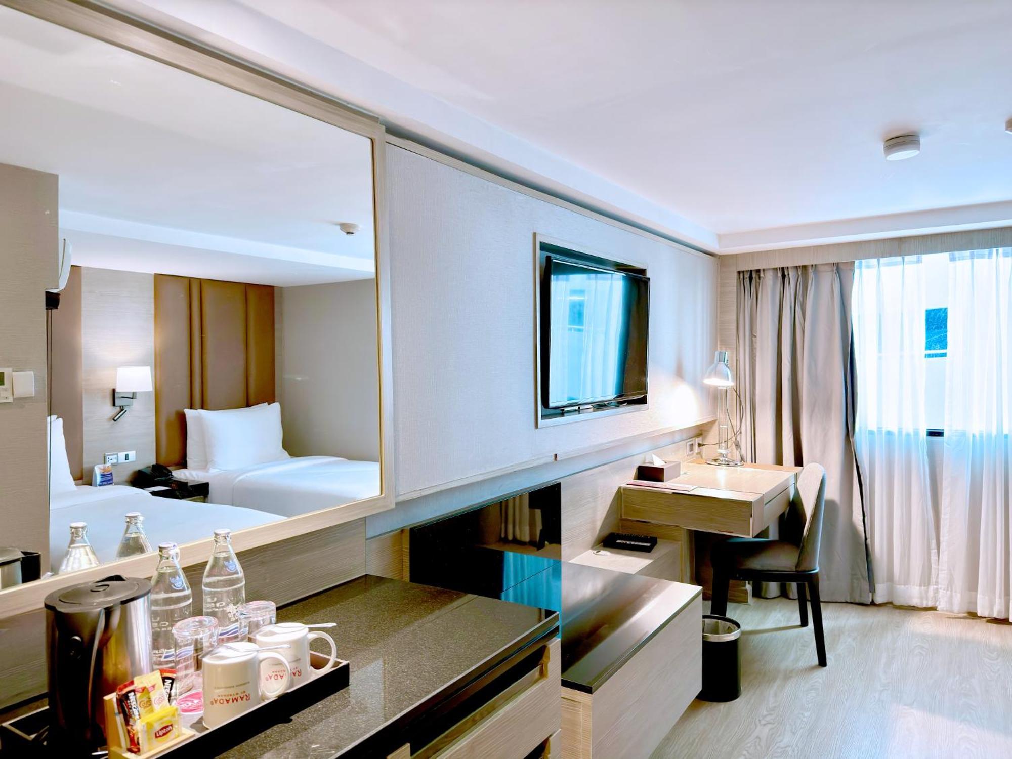 Ramada By Wyndham Bangkok Sukhumvit 11 Ξενοδοχείο Εξωτερικό φωτογραφία