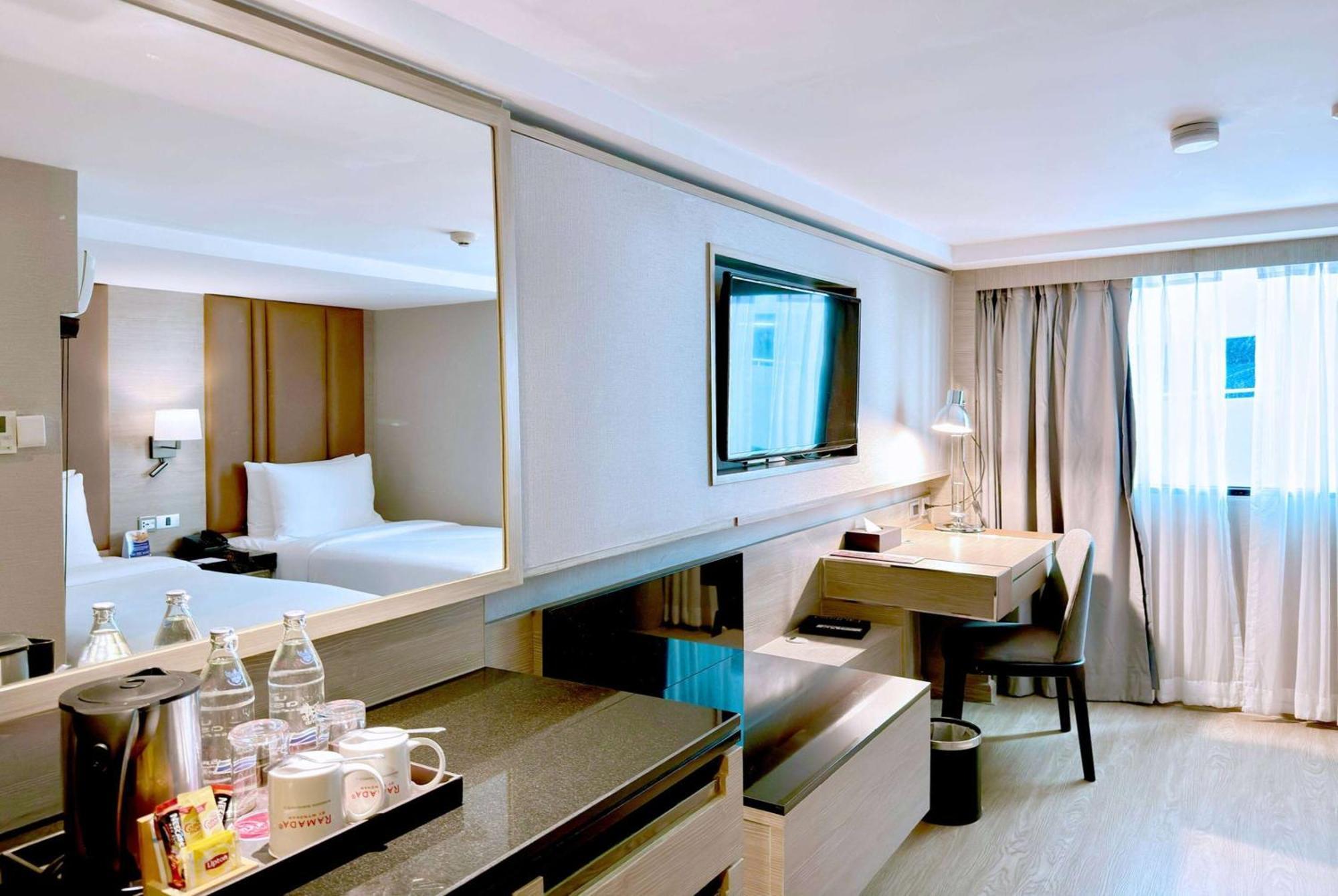 Ramada By Wyndham Bangkok Sukhumvit 11 Ξενοδοχείο Εξωτερικό φωτογραφία